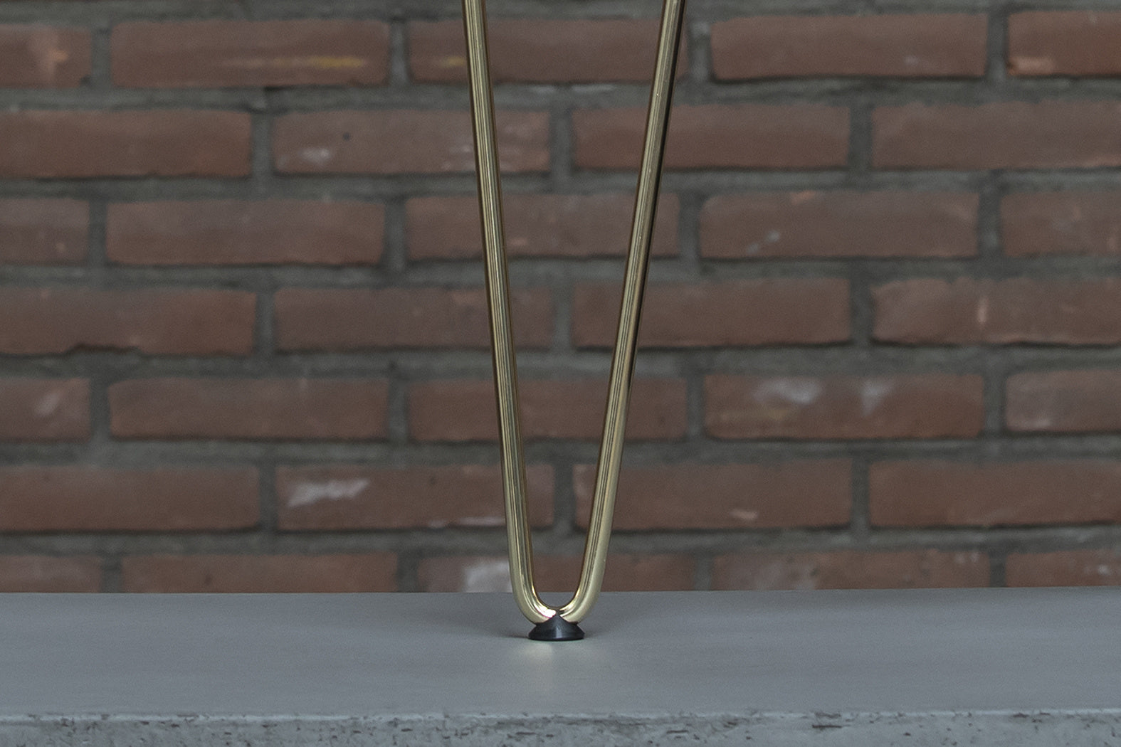 Detail van Nordstahl Hairpin meubelpoot goud